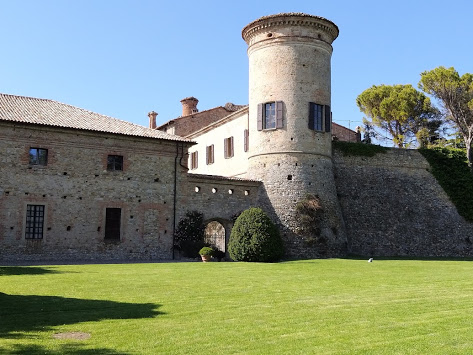 Medieval castello with tower and lawn in Emilia-Romagna, Italy — countryside wedding venue
